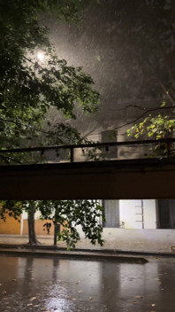 Casal Arriscado Extremo Se Masturba Ao Ar Livre Em Público Sob a Chuva (muito Romântico)