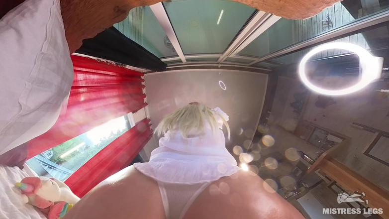 Mistress Legs: Oljade skinkor och vita trosor ansiktssittande dominans - massiv röv studsande...