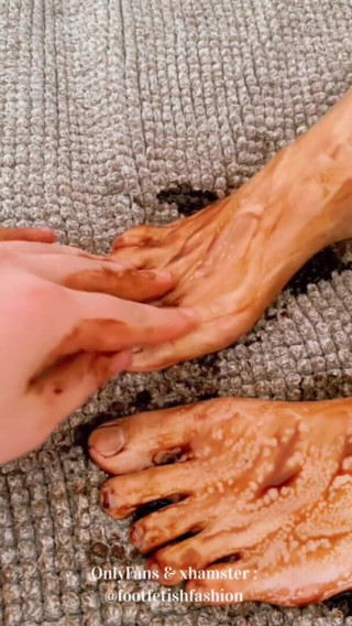 FootFetishFashion: Masaje de pies con chocolate, parte 1/2