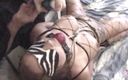 Fetish and BDSM: Татуированная сучка-брюнетка раздвинула ноги, чтобы этот чувак мог трахнуть ее задницу