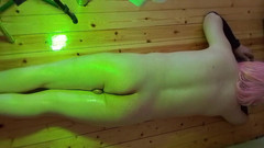 Kitty_Cross: Bedövning Sissy Ligger på picknickfilt i trädgården