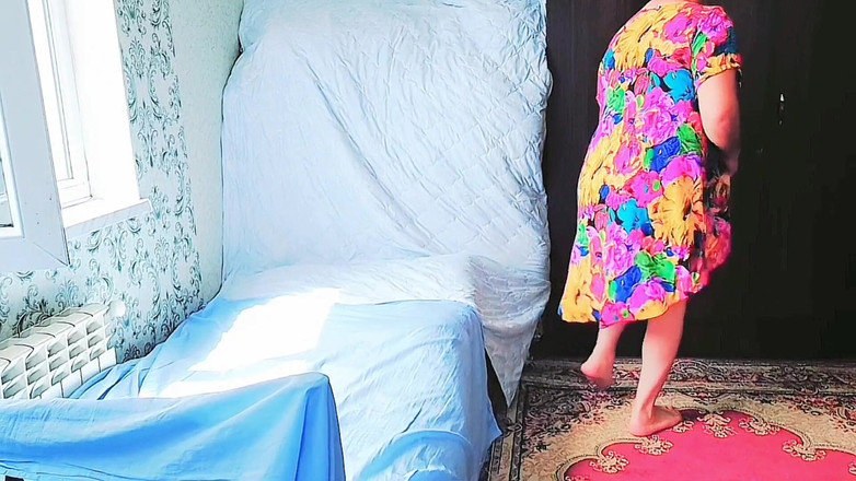 Kitty_Cross: Waria cantik menyikat rambut di bawah sinar matahari keemasan hangat