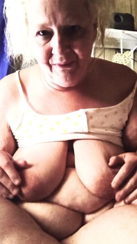 Pizdă dulce ca Honey Bet Shes ejaculând toată suma
