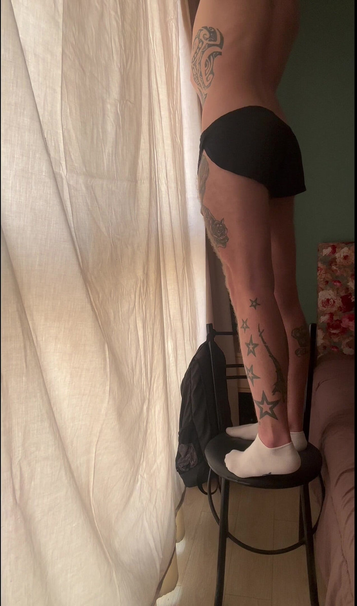 Bzik23: 딕은 스포츠 나일론 반바지를 벗었다.