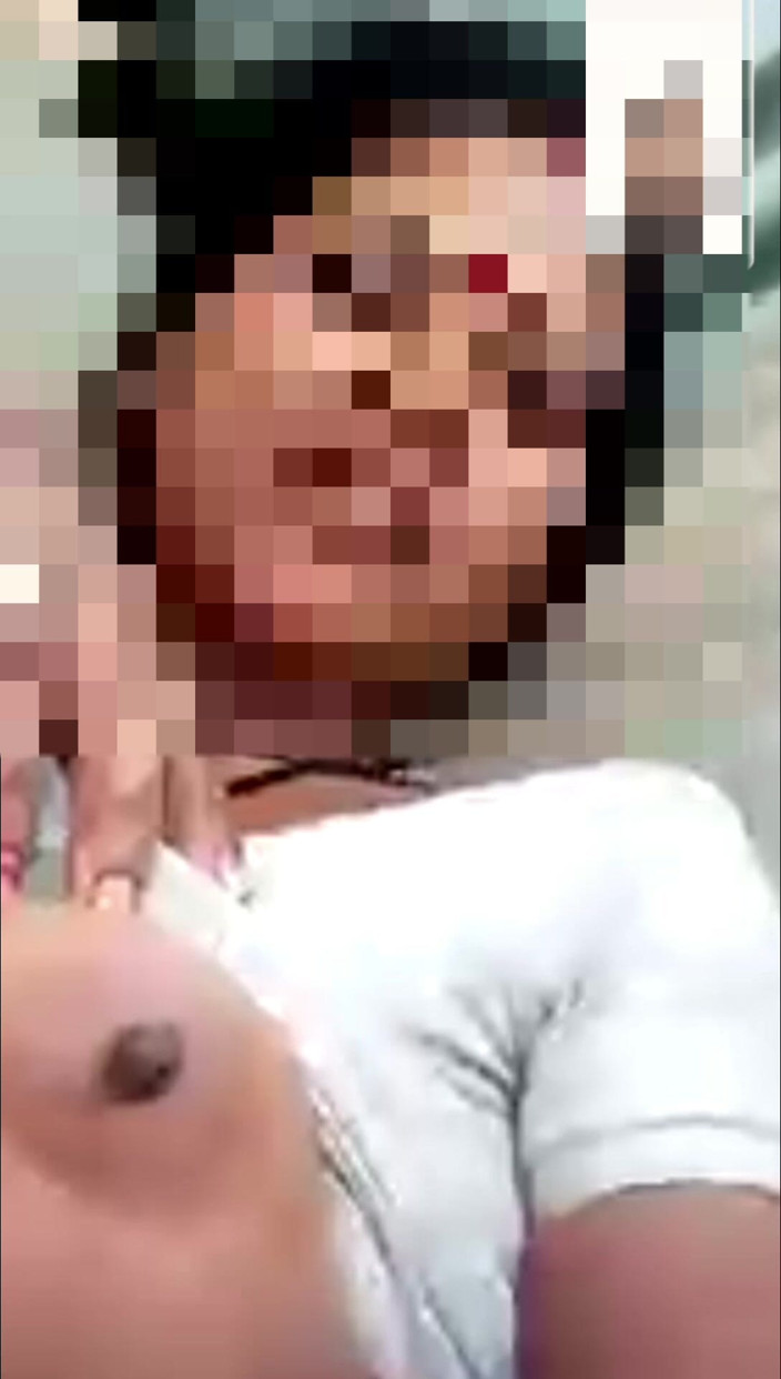 AkashKumar: 인도 형수 비디오 통화에서 그녀의 간드 와 Choot를 보여줬어