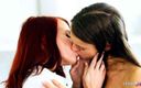 Full porn collection: Cosplay lesbo-seks met een klein roodharige meid en verpleegster tienerteef