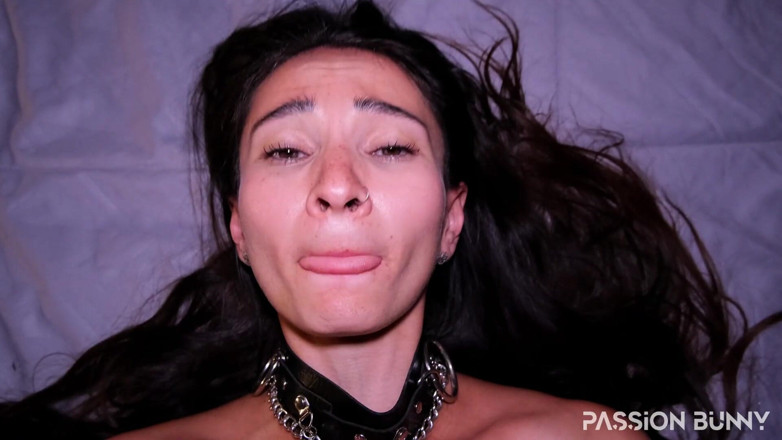 PassionBunny: 激しいアナルセックスと屈辱的なスパンキング、アナル中出し