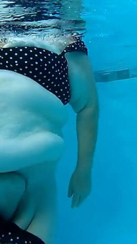 Guarda Bella Donna Infermiera Vicki Fare Esercizio in Piscina Con La Telecamera Subacquea Vedi La Mia