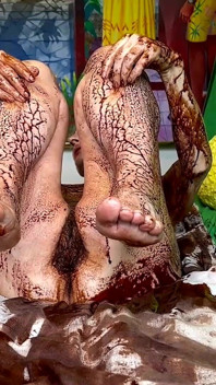Tôi bị mang đi với sô cô la khi làm trứng phục sinh