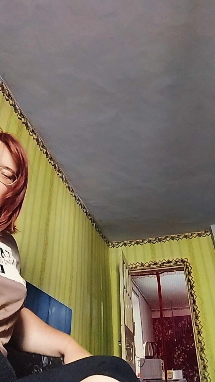 SchoolPrincess: Amateur Freundin Blowjob Statt Kochen - Kurvige Brünette Mit Brille Lutscht...