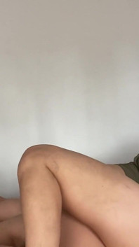 ロマンチックなレズビアンの出会いは情熱的なセックスで終わります