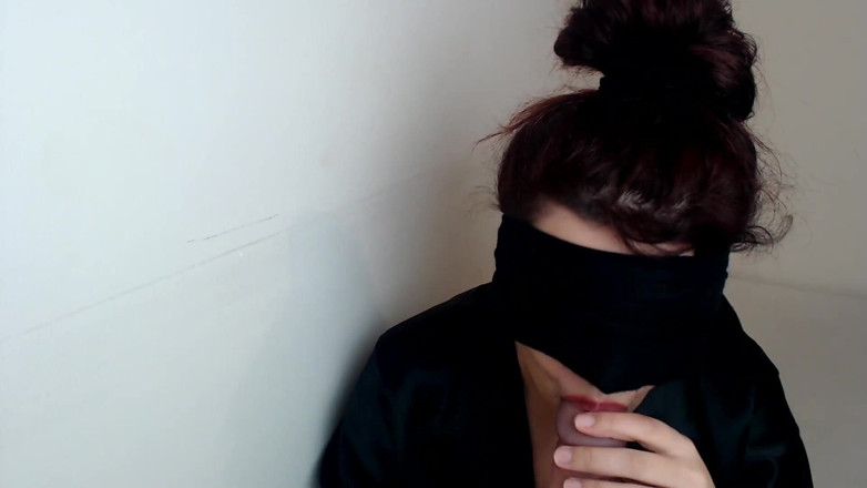 Evelyn Butt: Blindfolded gamer girl sucking stranger's huge cock!