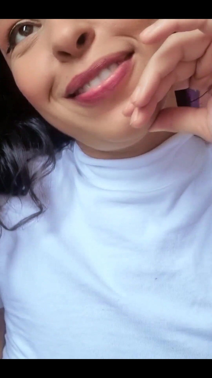 Espuleta Maia: Quente morena brasileira com seios naturais pedindo que você goze...