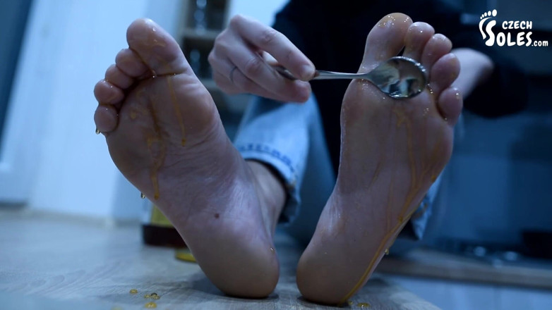 Czech Soles - foot fetish content: Blote voeten in honing, een voetfetisj lekkere pov!