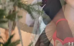 お祭り騒ぎの真っ只中、休日は思いがけない展開を迎えます。クリスマスオーナメントがきらめくように、レフ、生き生きとした小柄なロングヘア