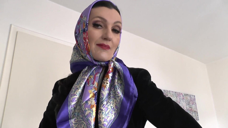Lady Victoria Valente: 우아한, 반짝이는 새틴 헤드스카프 패션쇼 JOI, 레이디 빅토리아 발렌테