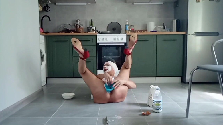 catandfox: Troia milf cucina frittelle nella sua figa