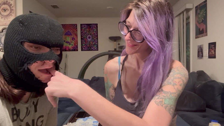 Peppermint Giantess: 67 La gigantessa morsa con un lungo dito