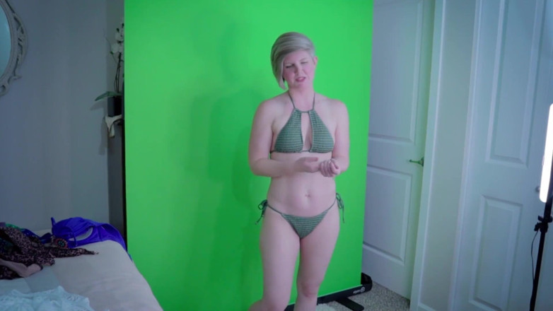 Housewife Ginger: O gospodină infidelă îl fute pe fotograf în timpul costumului de baie -...