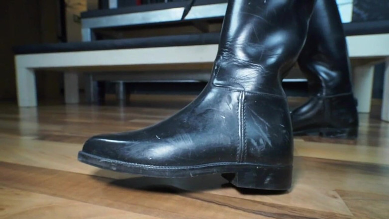 Lady Victoria Valente: Sabit oğlum için 31 oyunu: jodhpurs götümü öp ve binen çizmelerimi yala!