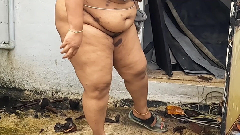 Anne Ipe: Gadis-gadis gemuk yang cantik lagi bugil diguyur hujan di luar...