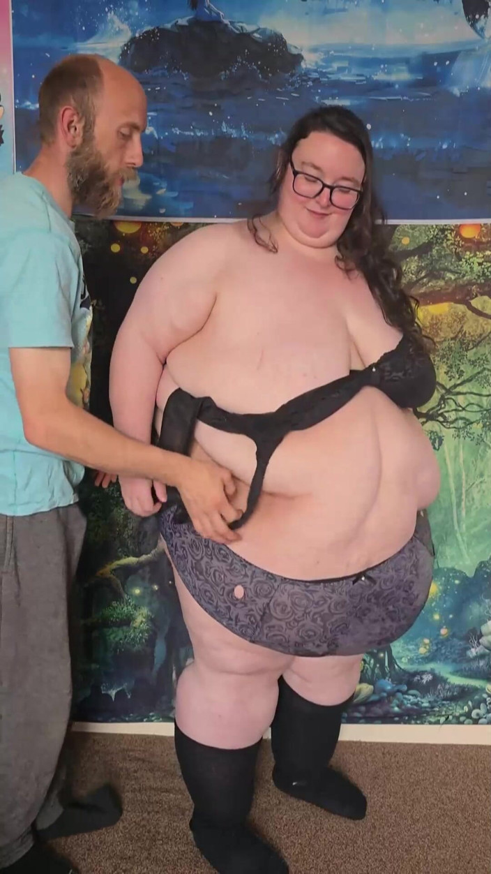 SSBBW Hunter: Ssbbw iç çamaşırına kadar soyunuyor bölüm 1