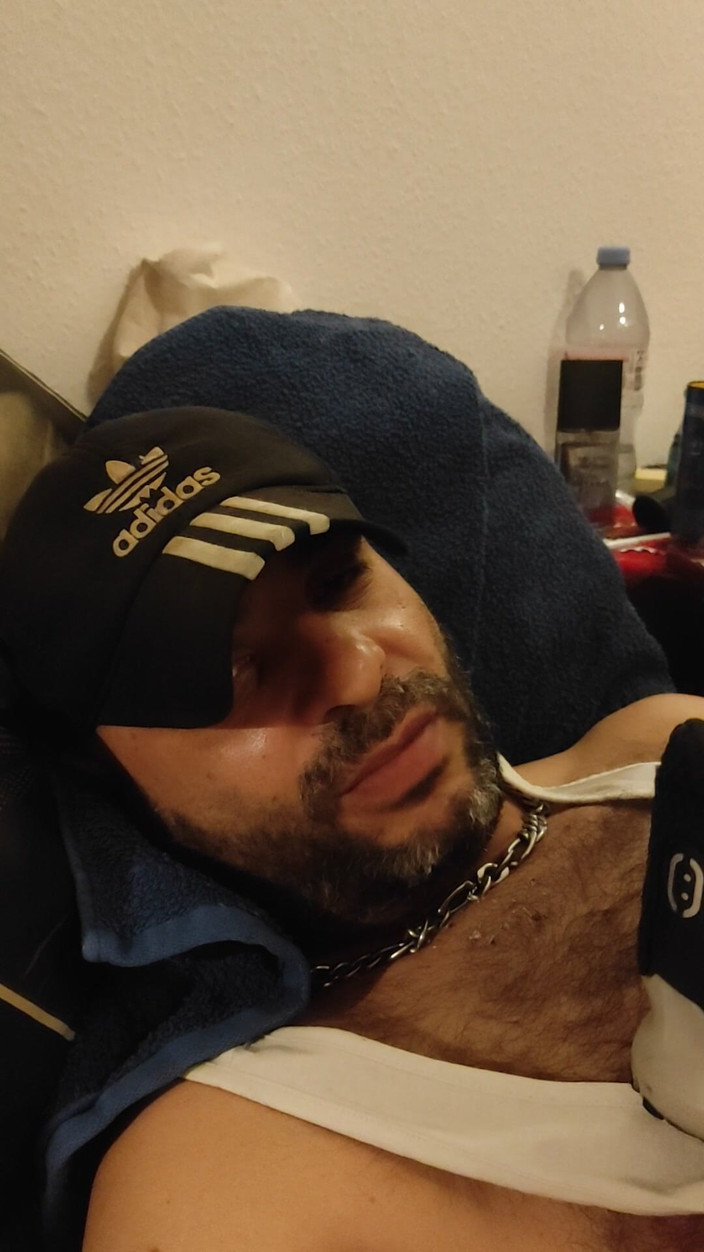 SmokedAlloy2: Starea de spirit în pat, Dirtyjunk Frate urmărind porno