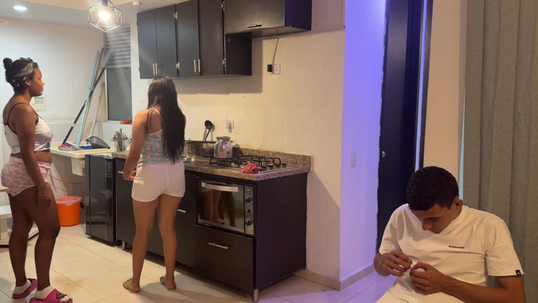 Hilary palvin: Servitoarea ejaculează și are parte de un futai bun de la încornoratul...