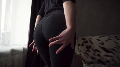 Teasecombo 4K: Tante seksi dengan celana jins hitam ketat lagi pamer ekor...