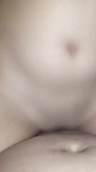 Moje přítelkyně je velmi lahodná a děvka, moji rodiče mě žádají, abych ji vzal do třídy, ale nakonec šukáme.