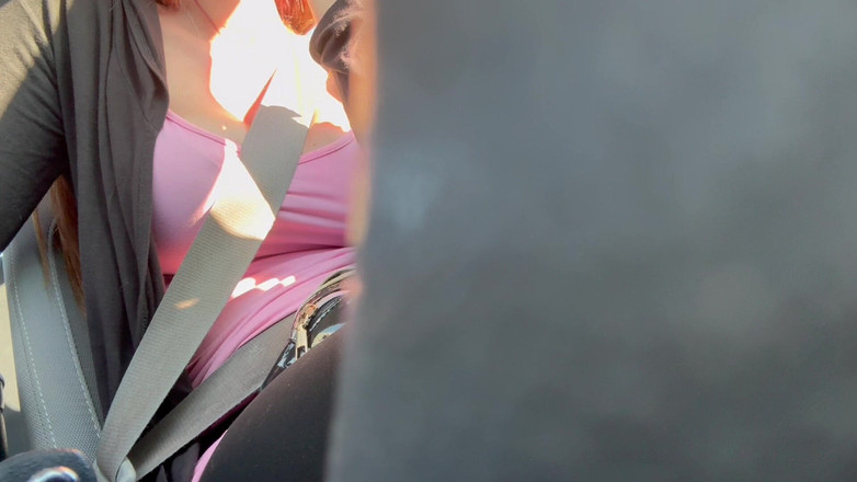 Artemisia Love: 意大利大奶熟女开车在开车时闪烁饥渴的坚硬乳头