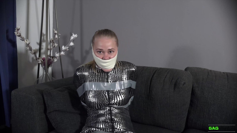 Gag Attack: Darina - costum de pisică în robie cu bandă