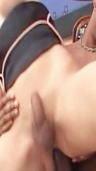 Cara com um pau grande fode magrinha transsexual em cu apertado