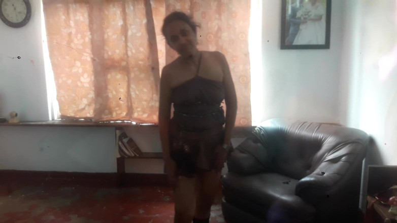 Tina Baby: Madrasta chupa vestido de festa