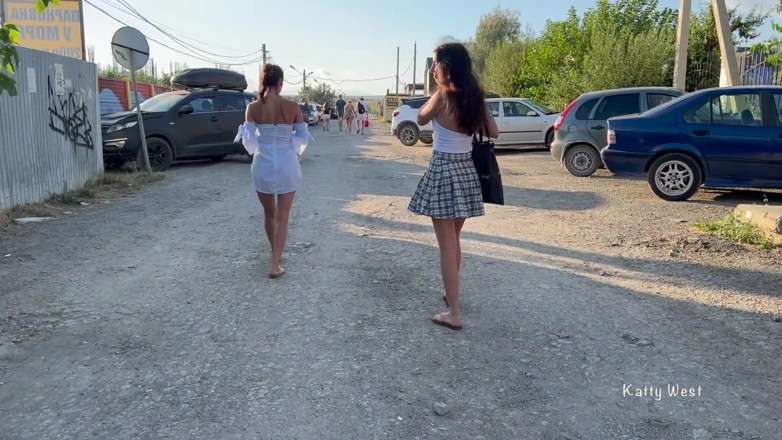 Katty West: Două fete intră fără chiloți și își arată pizdele