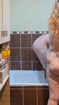 Společné sprchování se promění v žhavý sex a končí manželčinou kundičkou naplněnou mrdkou