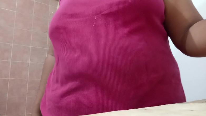 Karmicoxv: 妈妈 bbw 在厨房展示奶子和丁字裤