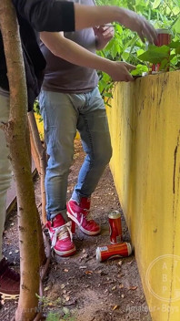 Cowok ini nggak bisa kencing dan berusaha sembunyiin temannya tapi ngompol di balik celananya
