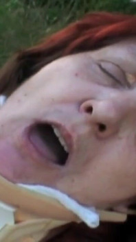 Bătrâna doamnă descoperă un băiat care se masturbează