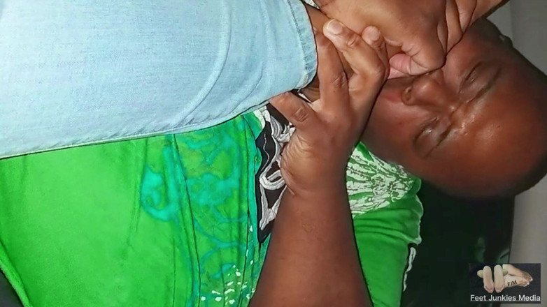 Foot Patrol: Kaki Sesi Kereta Menyembah Dengan Awek Montel Kegemaran Anda Ncfootgoddess