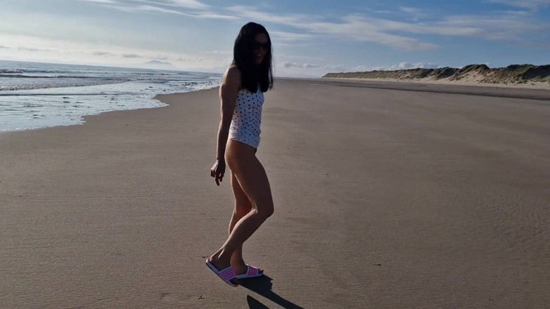Nicky Brill: Abrindo minha buceta e mijando na praia