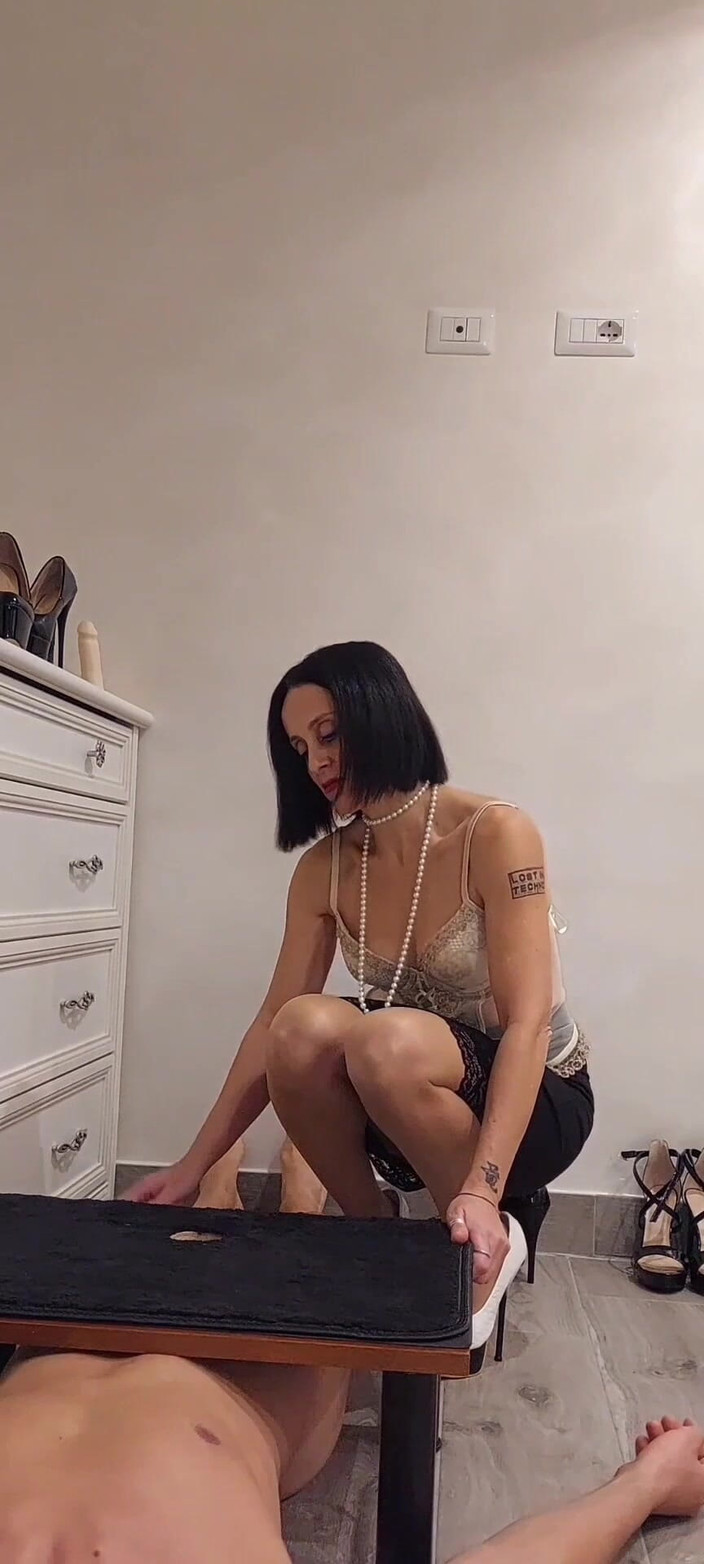 MistressAlex78: Рабыня наказана каблуком в члене и окончательным камшотом