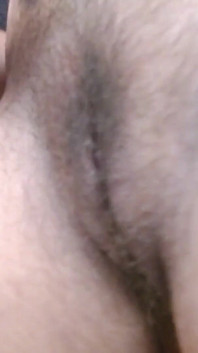 Une MILF sexy se rase la chatte