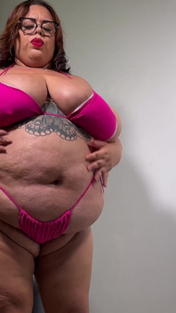 Bbw bikinibabe Angel neukt haar eigen dikke geschoren poesje en strakke kont
