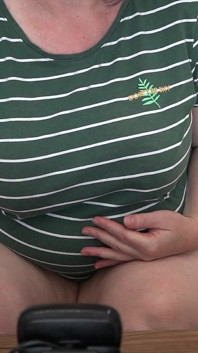 Reife ehefrau betrügt vor der webcam. Fette MILF fickt anal und kommt. Dicker arsch und dicke titten.