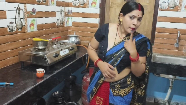 Sona bhabhi: 热辣的印度熟女女仆妻子正在勾引和操逼，德西性爱视频