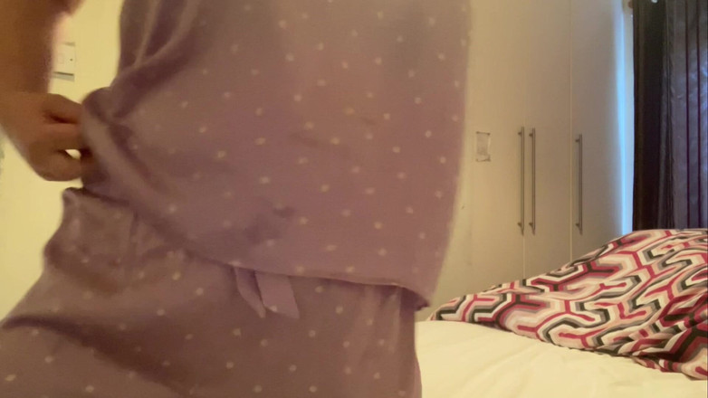Frequentmasturbation: Experimentando meu novo traje noturno e é tão confortável que eu...
