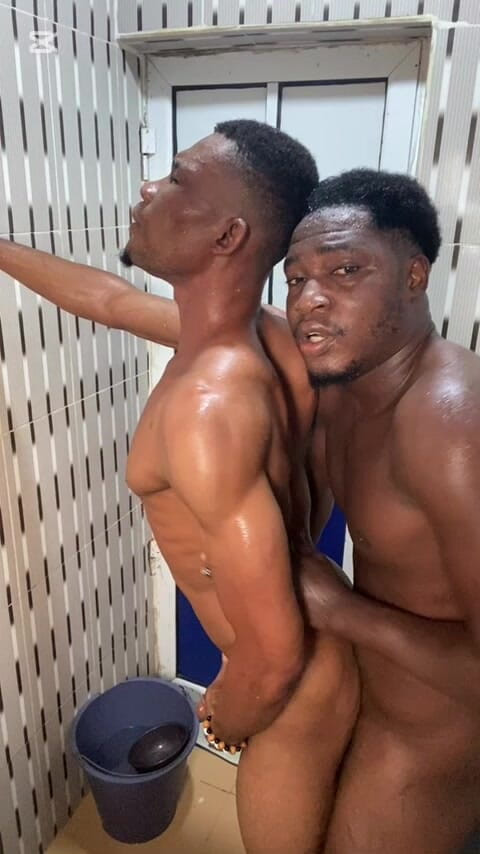 Dverse: 洗澡汗水和性爱