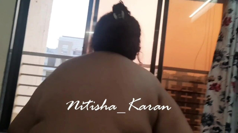 Karan Nitisha: Arka planda biraz travesti ile yol kenarında üstsüz cesaret