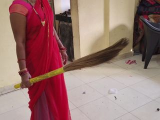 Mumbai Ashu: Voz clara hindi da empregada trabalhando em casa.